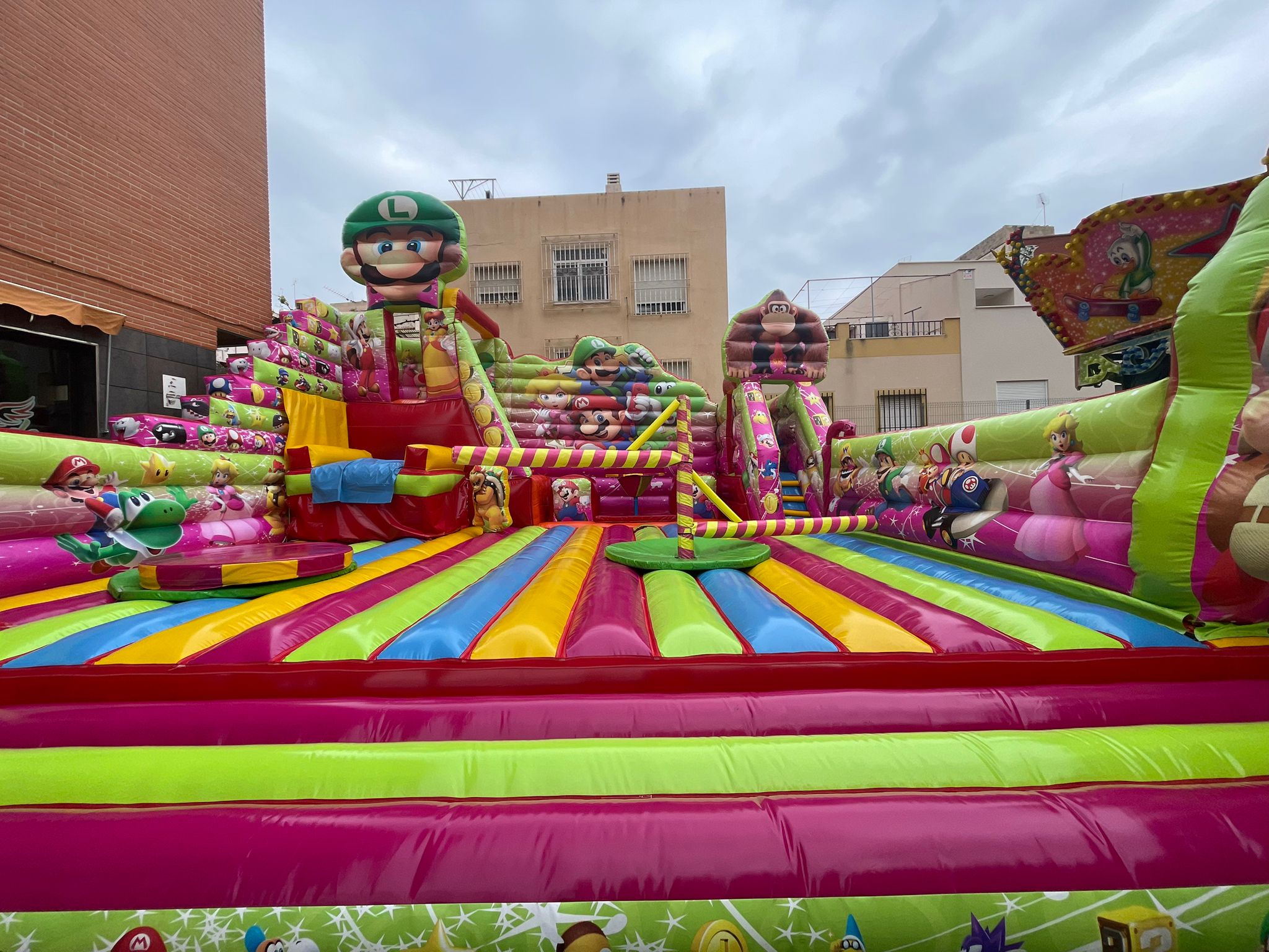 Alquiler Castillo Hinchable Super Mario Bros 3 10x10 metros Murcia