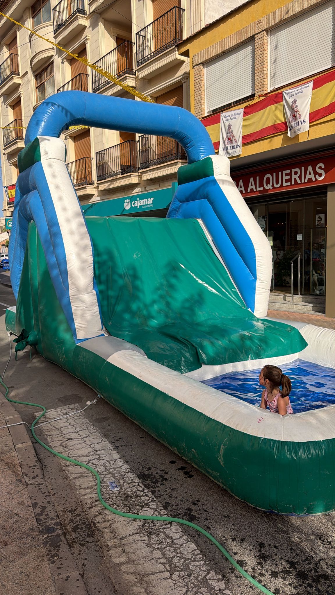Alquiler de tobogán hinchable de agua con piscina 8x4 metros en Murcia